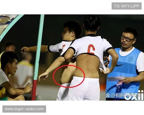 足球球星独特魅力展现 盘点那些令人印象深刻的球员臀部风采